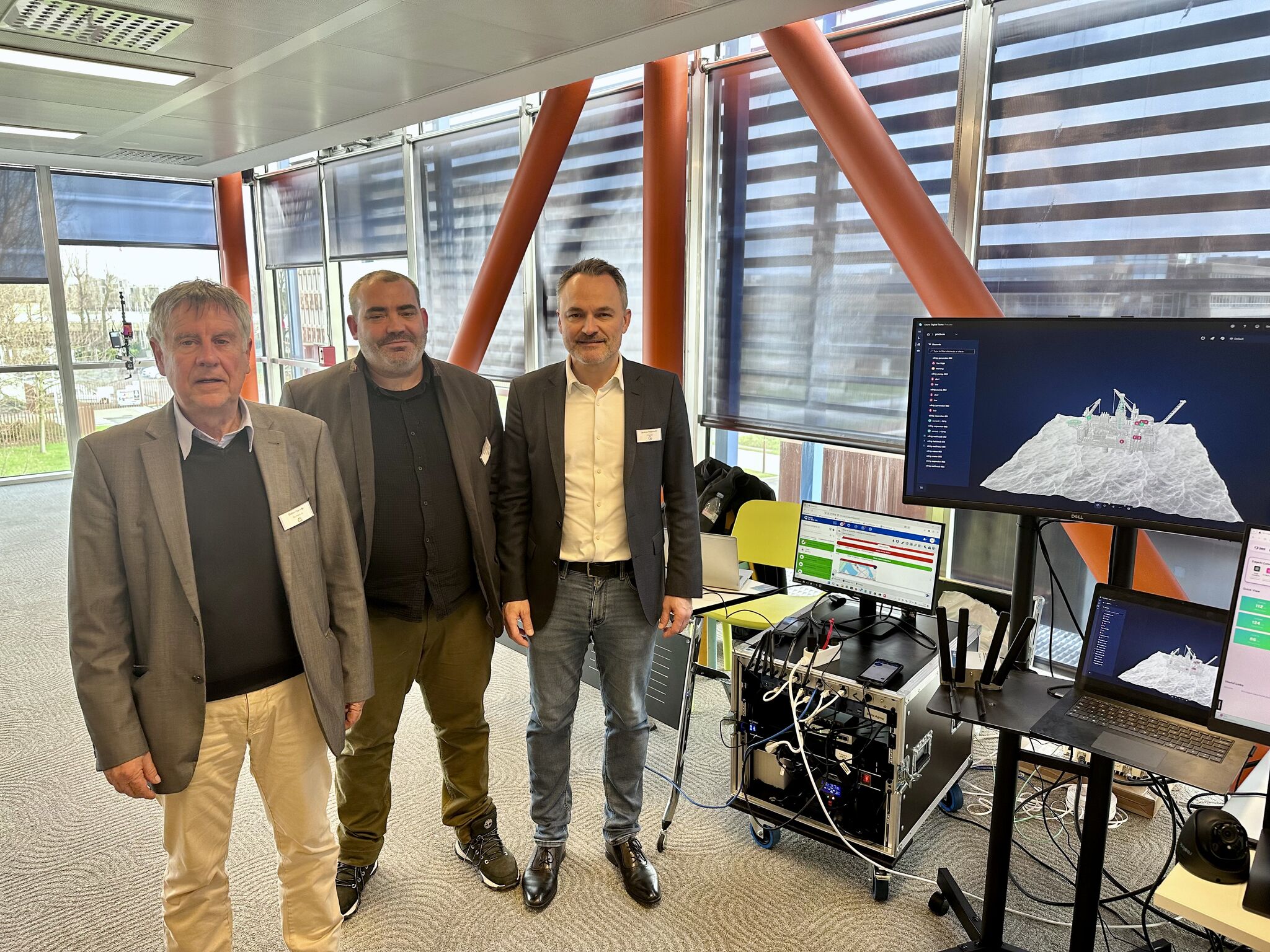 Trois personnes présentent un projet pour ArcelorMittal France